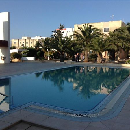 Seafront Apartment With Pool St. Paul's Bay Bagian luar foto