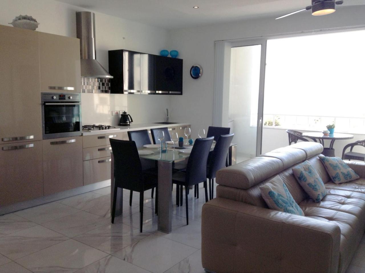 Seafront Apartment With Pool St. Paul's Bay Bagian luar foto