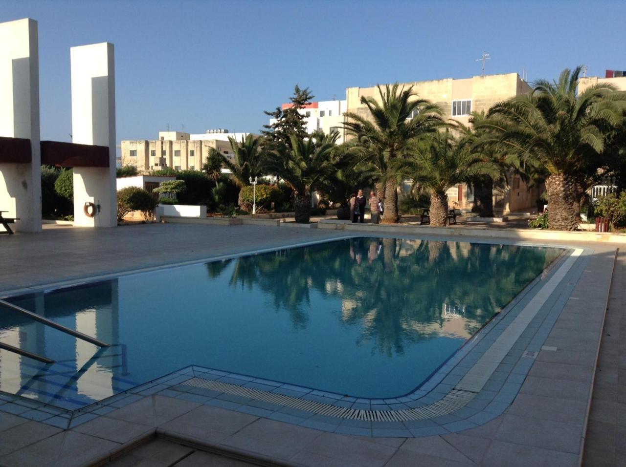 Seafront Apartment With Pool St. Paul's Bay Bagian luar foto