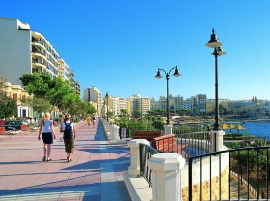 Seafront Apartment With Pool St. Paul's Bay Bagian luar foto