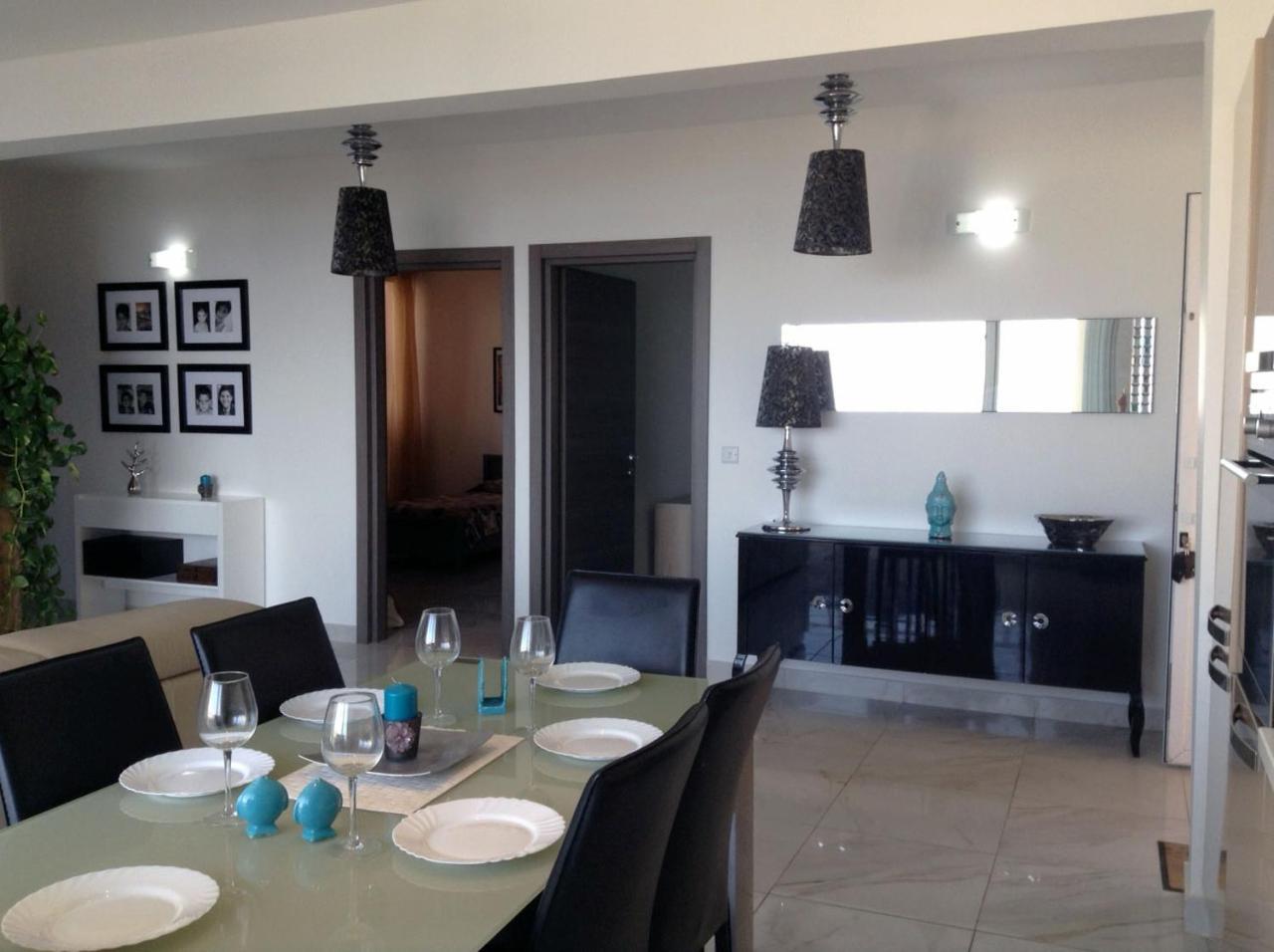Seafront Apartment With Pool St. Paul's Bay Bagian luar foto