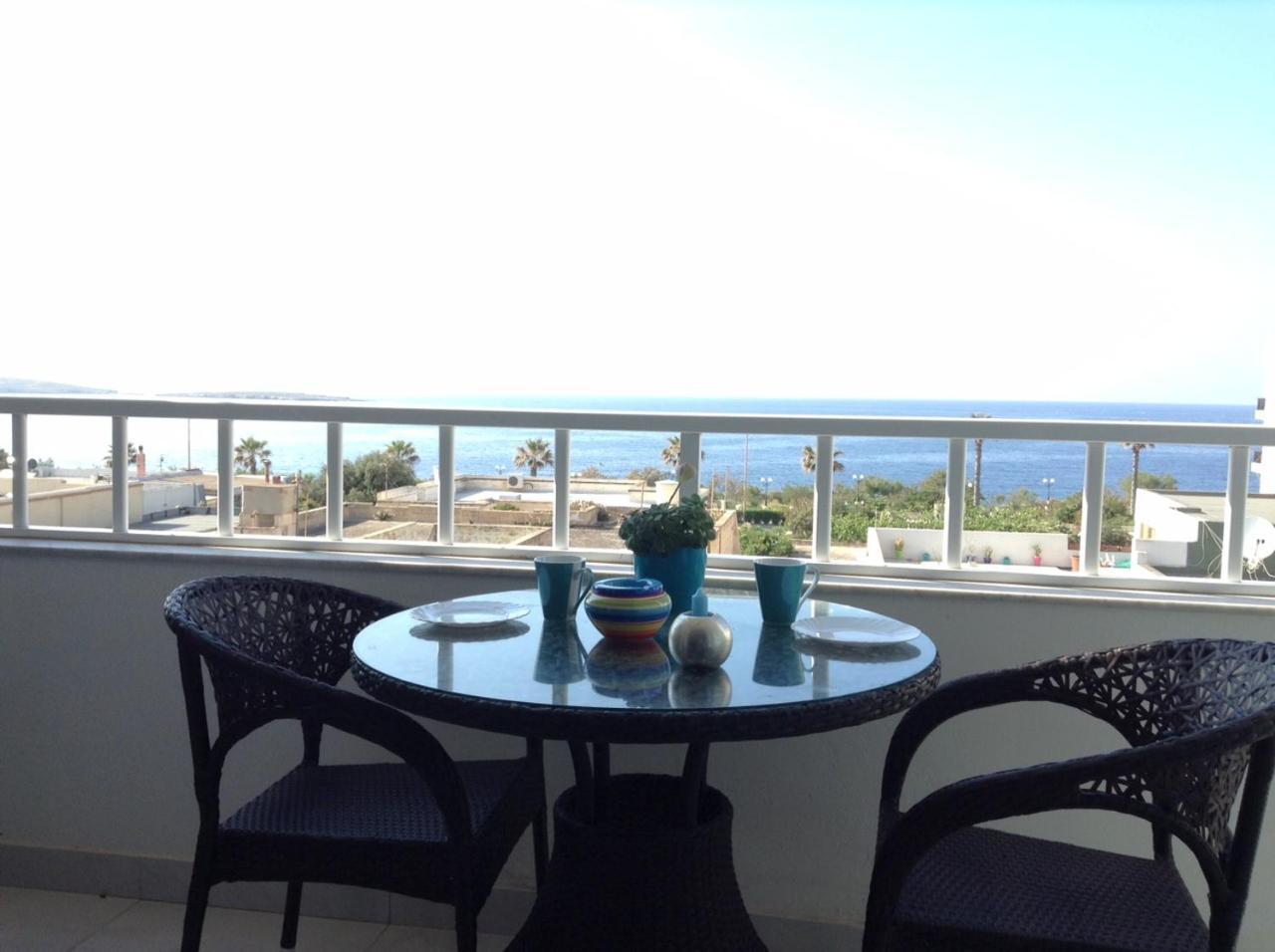 Seafront Apartment With Pool St. Paul's Bay Bagian luar foto