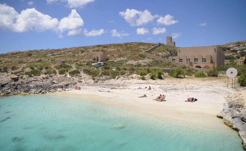Seafront Apartment With Pool St. Paul's Bay Bagian luar foto