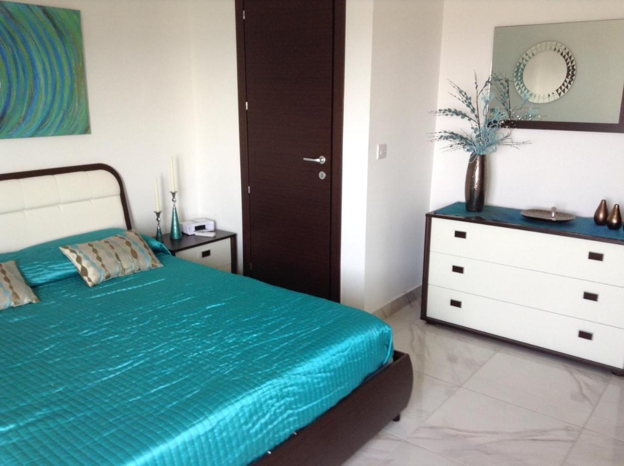 Seafront Apartment With Pool St. Paul's Bay Bagian luar foto